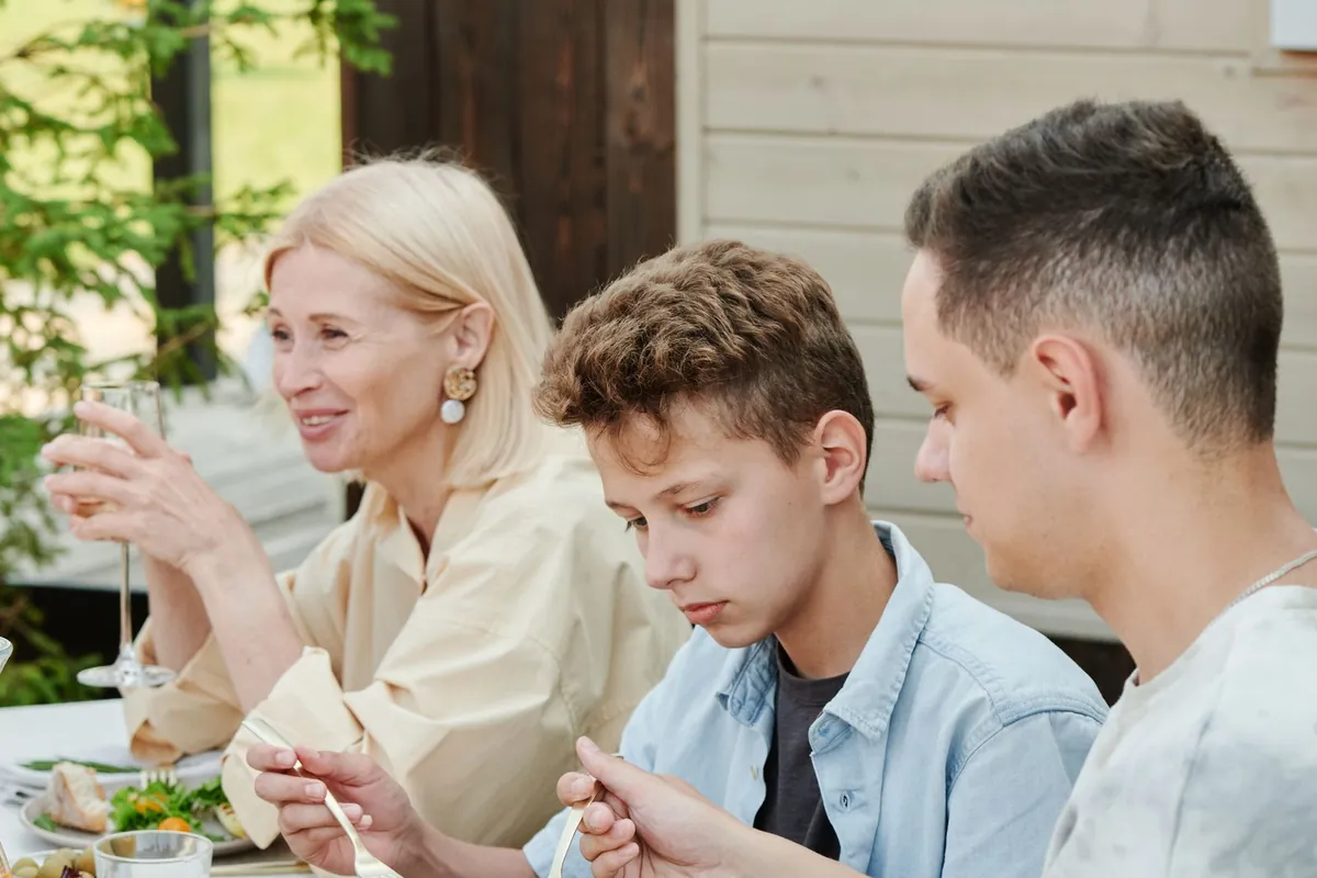Çoğu aile sorunu iletişimsizlikten değil, kötü iletişimden doğar. Yargısız dinleme, ben dili ve onarım: evde iklimi değiştiren üç beceri.