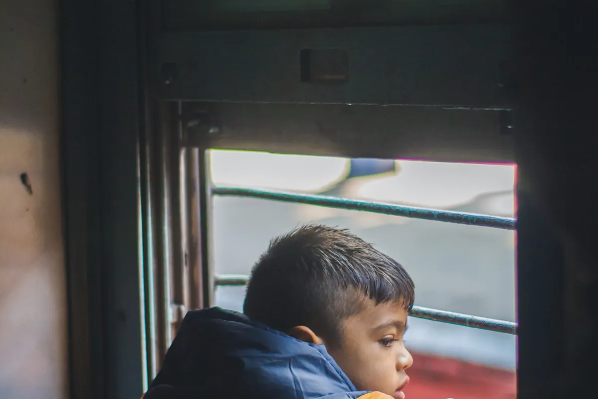 Ergende depresyon üzüntü yerine öfke, sıkılma ve içe kapanma olarak görünebilir. Belirtileri tanımak, konuşmak ve doğru desteği bulmak.