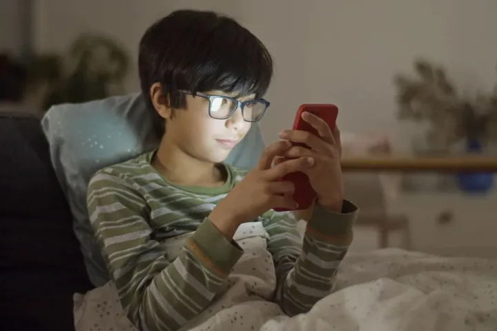 Tablet, telefon, oyun… Ekranla savaşmak yerine ekranı yönetmek mümkün. Yaşa göre öneriler ve evde işe yarayan kurallar.