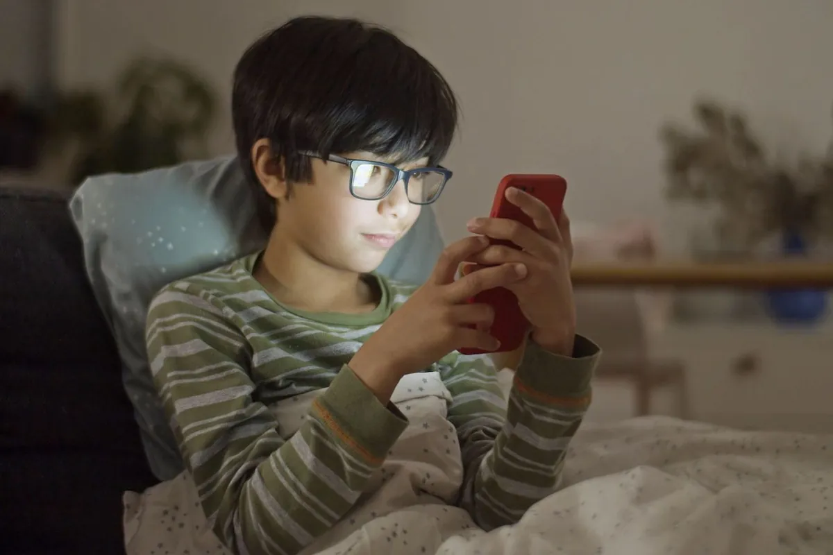 Tablet, telefon, oyun… Ekranla savaşmak yerine ekranı yönetmek mümkün. Yaşa göre öneriler ve evde işe yarayan kurallar.