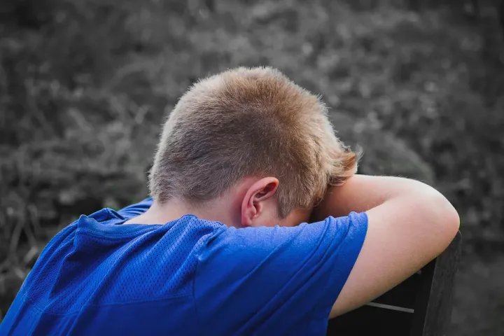 Karın ağrısı, uyku sorunu, okula gitmek istememe… Çocuklarda kaygı çoğu zaman sözle değil bedenle ve davranışla konuşur. Nasıl fark edilir, ne zaman destek alınır?