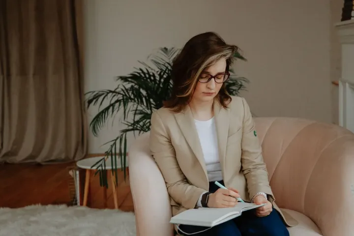 Kaygı, tükenmişlik, özgüven, ilişki sorunları ve yaşam geçişleri için yetişkinlere yönelik kanıta dayalı bireysel görüşmeler.